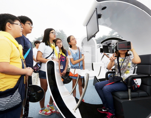  SK텔레콤 '티움 모바일'을 찾은 학생들이 가상현실기기를 통해 미래의 집을 체험하고 있다. ⓒ SK텔레콤