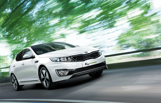  K5 500h는 가속페달에 힘을 싣자 앞으로 미끄러지듯이 치고 나가는 파워는 압권이었다. 이와 함께 기존모델에서 느낄 수 있던 가벼운 느낌이 줄어들면서 코너링에서도 쏠림현상을 정확하게 잡아준다. Ⓒ 기아자동차