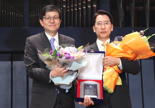  20일 대구 인터불고호텔에서 열린 통합학술대회에서 신창재 교보생명 회장(오른쪽)이 '제29회 경영학자 선정 경영자대상'을 수상한 후 이장우 한국경영학회장과 기념촬영을 하고 있다. ⓒ 교보생명