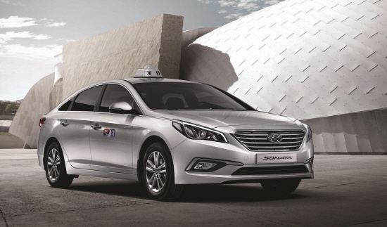  새롭게 출시된 LF 쏘나타 택시는 든든하고 안정감 있는 승차감과 정교한 핸들링, 탁월한 정숙성 등 모든 주행 성능을 혁신적으로 끌어올린 것이 특징이다. Ⓒ 현대자동차