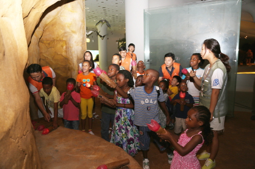  저소득 난민가정 아동들이 20일 오후 경기 연천 전곡선사박물관 내부를 관람하고 있다. ⓒ 한화손해보험