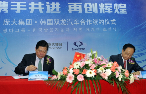  지난 20일 쌍용차는 중국 베이징에서 중국 최대 자동차 판매 전문 기업인 방대집단과 계약 연장을 체결했으며, 이유일 대표이사(사진 오른쪽)와 팡칭후아 방대집단 회장이 계약서에 서명을 하고 있다.  ⓒ 쌍용자동차