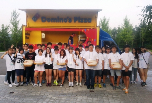  도미노피자가 에너지 절약 캠페인 현장에서 '출동 도미노 파티카'를 진행한다. ⓒ 도미노피자