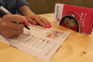  몬스터김밥이 톡톡 튀는 메뉴판으로 고객몰이에 나섰다. 이번 메뉴판은 수량을 스스로 체크하고, 놀이공원 입장권 형태의 디자인을 적용했다. ⓒ 몬스터김밥