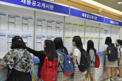  지난달 성동구와 종합인재서비스기업 유니에스가 주최한 '2014 특성화고 희망 취업박람회'가 열렸다. 이를 찾아온 학생들이 채용공고 게시판을 보고 있다. ⓒ 프라임경제