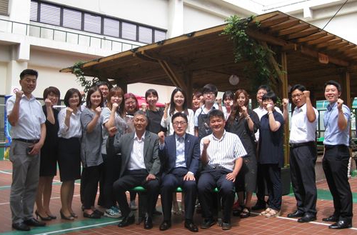  민경원 농협은행 부행장(앞줄 가운데)은 26일 용산별관 고객행복센터 7층 하늘마루 개장식에 참석해 상담사들을 격려했다. ⓒ NH농협은행