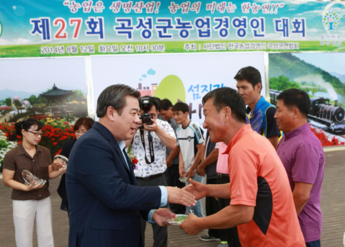  유근기 군수이 지난 12일 기차마을에서 열린 곡성군농업경영인대회에 참석해 우수회원에게 표창하고 있다.ⓒ곡성군청