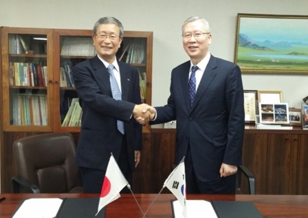 백헌기 안전보건공단 이사장이 히데끼 세키자와 일본 중앙노동재해방지협회 회장과 MOU 체결 후 기념사진을 찍고 있다. ⓒ 안전보건공단