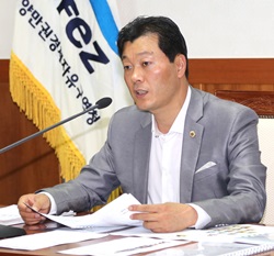 서동욱 광양만권조합 의장이 1일 광양만권경제청에서 회의를 주재하고 있다. ⓒ광양경제청.