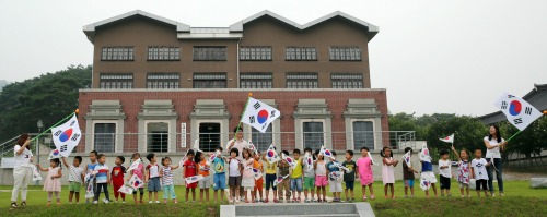 제69주년 광복절을 이틀 앞둔 13일, 전남 함평군 신광면 함정리 상해임시정부 청사에서 어린이들이 태극기를 흔들고 있다. ⓒ함평군