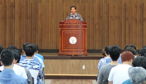 정방언 삼우중공업 대표이사가 18일 폴리텍대학 순천캠퍼스에서 특강을 하고 있다. ⓒ순천폴리텍.