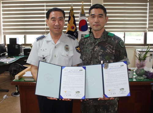 순천경찰서 최삼동 서장과 김유신 7391부대 대대장이 27일 봉사단체 협약을 체결하고 있다. ⓒ순천경찰서.