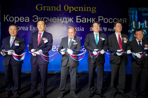  외환은행은 지난 1일 러시아 모스크바에서 하나금융그룹 김정태 회장을 비롯한 그룹 관계자와 러시아 중앙은행 관계자, 러시아 은행연합회장, 한국기업 대표 및 교민들이 참석한 가운데 러시아 현지법인(법인명 : 러시아한국외환은행) 개점식 행사를 개최했다. 참석한 내외빈들이 개점 축하 테이프를 커팅하고 있다. 사진 왼쪽부터 롯데루스 양석 대표, 하나금융그룹 김정태 회장, 러시아은행연합회장(Association of Russian Bank) 가레긴 투썬얀(Garegin Tosunyan), 외환은행 김한조 행장, 주 러시아 대한민국대사관 박병환 경제공사, 현대자동차 러시아 생산법인 신명기 부사장. ⓒ 외환은행
