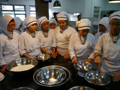  한-인니 CJ제과제빵학과에 들어온 인도네시아 자카르타 SMKN27 국공립학교 학생들이 실습실에서 수업을 준비하고 있다. ⓒ CJ푸드빌