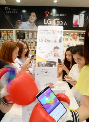  제조사는 고가폰 위주 전략에서 탈피, 중저가폰 활성화나 전용폰 바람 등 시장 흐름에도 적극 대응하는 쪽으로 단통법시대에 적응해 나갈 것으로 보인다. 사진은 SK텔레콤 전용 스마트폰 'LG G3 A' 출시를 기념해 UX인 'T액션' 체험 이벤트를 진행하는 모습. ⓒ LG전자