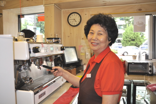 정영심(68) 삼가연정 바리스타가 커피머신으로 커피를 내리고 있다. = 이지숙 기자