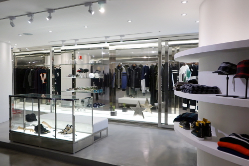  AK플라자가 청담동 1세대 패션 편집매장 '쿤(KOON)'을 리뉴얼 확장했다. ⓒ AK플라자