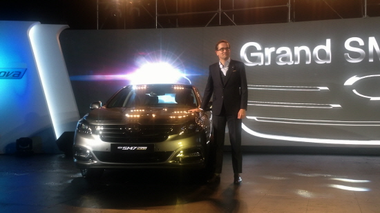  기존 SM7보다 강렬한 모습으로 새로 태어난 SM7 노바는 풍부한 볼륨감과 수려한 실루엣이 돋보이는 신규 디자인과 첨단 인포테인먼트 사양인 스마트 미러링 시스템을 갖춘 르노삼성 플래그십 모델이다. = 전훈식 기자