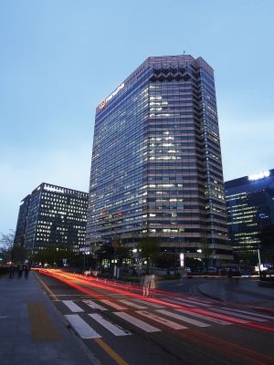  한국화약을 시작으로 60년의 역사를 가진 한화그룹은 재계 11위까지 올랐다. 장기간 지속된 법정공방으로 인한 오너 부재로 성장에 잠시 제동이 걸렸으나 새로운 도약이 기대된다. 사진은 한화그룹 장교동 본사 사옥. ⓒ 한화그룹