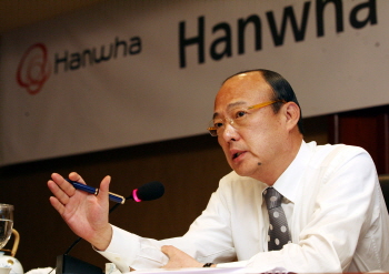  오랜시간 법정공방으로 총수 자리를 비웠던 김승연 회장이 지난 2월 집행유예를 선고 받고 풀려났다. 29세 젊은 나이에 그룹을 물려받아 꾸준한 성장을 이뤄낸 김 회장의 다음 도약이 궁금하다. ⓒ 한화그룹