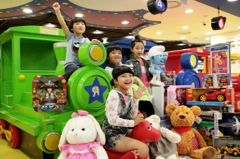  롯데마트가 명절 이후 급격히 위축되는 소비에 불을 지피고자 인기 완구를 최대 반 값에 할인 판매하는 '해피 토이저러스 데이' 를 진행한다. ⓒ 롯데마트