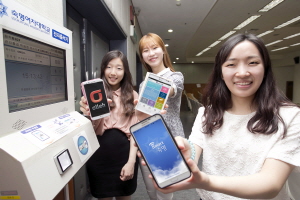  숙명여대 학생들이 교내 캠퍼스에서 IoT 기반 '스마트 숙명' 앱을 보여주고 있다. ⓒ KT