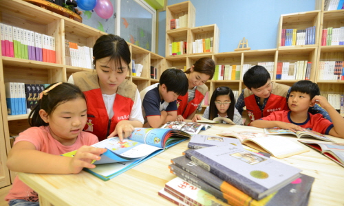  개관식과 함께 롯데홈쇼핑 임직원들은 도서 정리 및 공부방 청소 등의 봉사활동과 아이들에게 책을 읽어 주는 시간을 가졌다. ⓒ 롯데홈쇼핑