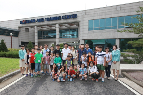 초청된 한진 그룹사 직원 및 가족이 대한항공 객실훈련원 앞에서 기념촬영을 하고 있는 모습. ⓒ 대한항공