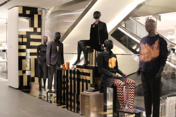  갤러리아 명품관이 최근 가을겨울 매장개편에 이어 마네킹을 통한 14년도 가을겨울 VMD를 선보인다. 현대인의 모습을 담은 마네킹에 이번 시즌의 콘셉트를 담았다. ⓒ 갤러리아백화점