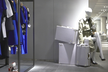  갤러리아 명품관이 최근 가을겨울 매장개편에 이어 마네킹을 통한 14년도 가을겨울 VMD를 선보인다. 현대인의 모습을 담은 마네킹에 이번 시즌의 콘셉트를 담았다. ⓒ 갤러리아백화점