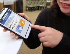 단말기유통법으로 소비자가 정보의 비대칭에서 벗어날 기회가 생겼지만, 공부하는 소비자가 혜택을 더 누릴 것이라는 점에서 구매시 관심과 공부의 필요가 제기된다. ⓒ KT