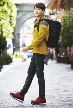  엠리밋이 전속 모델 임시완을 모티브로 제작한 C1(시완) 슈즈를 출시했다. ⓒ