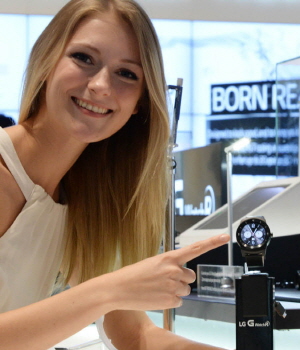 IFA를 통해 LG전자는 최근 돌풍을 일으킨 스마트폰 G3와 그 패밀리 라인의 제품들 외에도 다양한 제품군을 선보일 계획이다. 각 분야별로 보유한 기술력을 자랑, 소비자와 바이어들의 눈길을 끌 것으로 기대된다. 사진은 웨어러블기기인 G와치R. Ⓒ LG전자