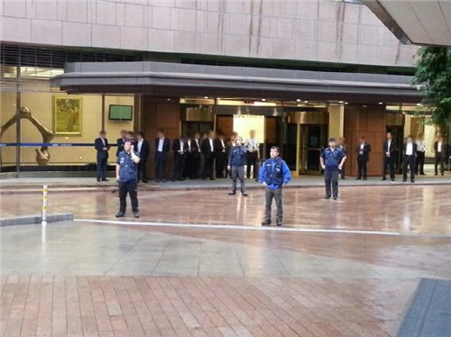  지난 3일 외환은행 본사 출입구를 봉쇄하고 있는 경영진 모습. ⓒ 외환은행노조