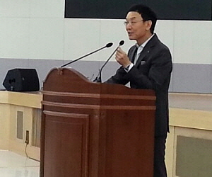  이건호 국민은행장이 최수현 금융감독원장의 '문책경고' 결정 이후 사임 의사를 밝혔다. 이 은행장은 