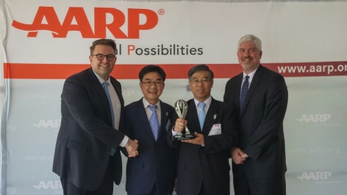  하나은행이 AARP 인증을 받으며 고령화 대비 우수기업으로 빛을 발했다. 사진은 왼쪽부터 조쉬 콜릿 AARP 국제부 부사장, 김한성 하나은행 행복디자인센터 팀장, 송종근 하나은행 뉴욕지점 지점장, 브래들리 셔먼 AARP 국제부 수석 고문이 기념 촬영을 하고 있는 모습. ⓒ 하나은행