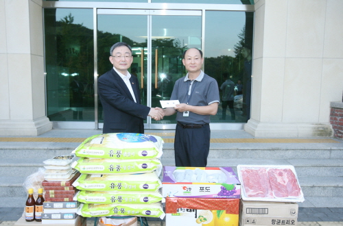  최성준 방송통신위원회 위원장(왼쪽)은 지난 4일 추석 명절을 앞두고 춘천중앙시장과 지적장애인 생활시설을 찾았다. ⓒ 방통위