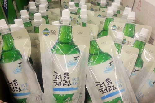  '처음처럼' 소주는 신영복 교수의 서체를 사용, 이적단체에 기금을 후원한다는 루머에 휩싸인 적이 있는데요. 이같은 루머는 아직까지 인터넷을 통해 유포되고 있습니다. 이와 관련 롯데주류는 자사 홈페이지에 사실이 아님을 공지하고 있습니다. = 이보배 기자