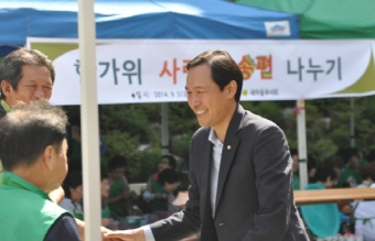 추석에 즈음해 송편 나누기 행사에 참석한 우상호 의원. ⓒ 우상호 의원실