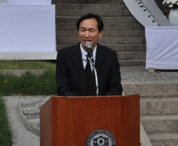  고 이한열 열사 27주기 기념식에 참석한 우상호 의원. 6월 항쟁 당시, 우 의원은 이 열사 사망사고 등 희생을 많이 내며 독재정권에 항거했던 연세대에서 총학생회장을 지냈다. ⓒ 우상호 의원실