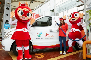  인천 아시안게임 조직위원회 운영차량이 SK 직영 주유소를 찾아 SK에너지 마스코트들과 함께 기름을 넣고 있다. Ⓒ SK에너지