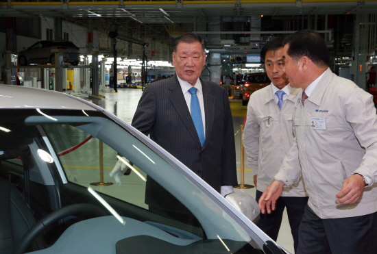  인도공장을 점검한 데 이어 9일(현지시각)에는 터키공장을 방문한 정몽구 회장이 생산 및 판매 전략을 살피고 해외에서 최선을 다하고 있는 현지 임직원과 가족들을 격려했다. Ⓒ 현대자동차