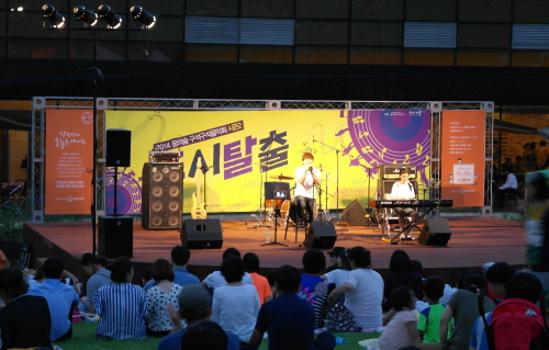  한화생명 '구석구석음악회' 방문객들이 공연을 즐기고 있다. ⓒ 한화생명