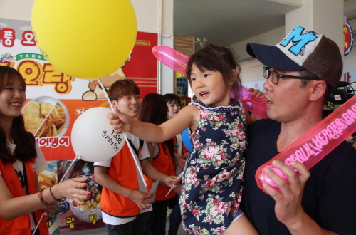  한국도박문제관리센터 직원 및 대학생 예방활동단은 지난 10일 목동야구장 앞에서 도박중독 예방홍보 캠페인을 전개하고 있다. ⓒ 한국도박문제관리센터