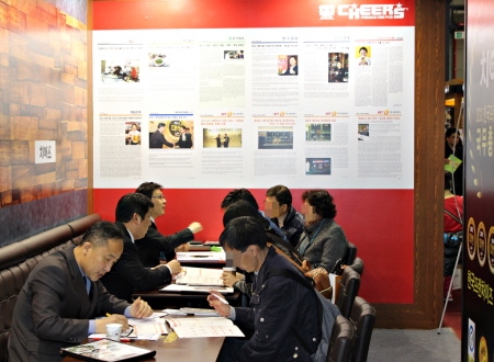 지난 31회프랜차이즈산업박람회 치어스부스에서 관람객이 상담받고 있다. ⓒ 치어스