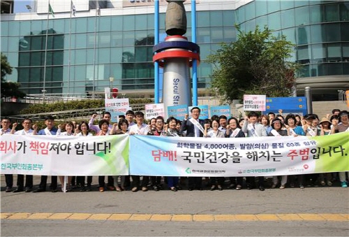  11일 오전 10시30분 서울역 광장에서 금연캠페인이 진행됐다. 공단은 국민의 건강과 복지재정 누수 방지를 위해 6개 지역본부별로 '흡연피해구제운동본부'를 설치했으며, 흡연폐해 홍보와 금연 분위기 확산에 노력을 기울이고 있다. ⓒ 건강보험공단