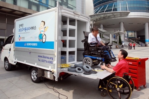  CJ대한통운이 지원한 중증장애인 전동휠체어 이동수리차량. ⓒ CJ대한통운