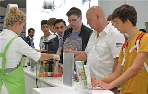  휴롬이 독일 'IFA 2014'에서 시음행사를 열었다. ⓒ 휴롬