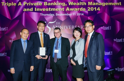  하나은행은  철저한 리스크 관리와 적극적인 포트폴리오 리밸런싱을 통한 고객 포트폴리오 수익률 극대화 및 다양한 문화 서비스인 '토털 라이프 케어 서비스' 제공 등 체계적인 종합자산관리 서비스를 인정받아 올해 국내 최우수 프라이빗뱅크 부문을 수상했다. 사진 좌측부터 디 에셋지 바야니 크루즈 수석 편집위원(The Asset's Executive Editor, Bayani Cruz), 하나은행 여의도 골드클럽 현권수 PB센터장, 디 에셋지 올리버 존스 수석에디터 (The Asset's Senior Editor, Oliver Jones), 하나은행 파크타운지점 박현정 VIP PB팀장, 하나은행 홍콩지점 이제환 PB부장. ⓒ 하나은행