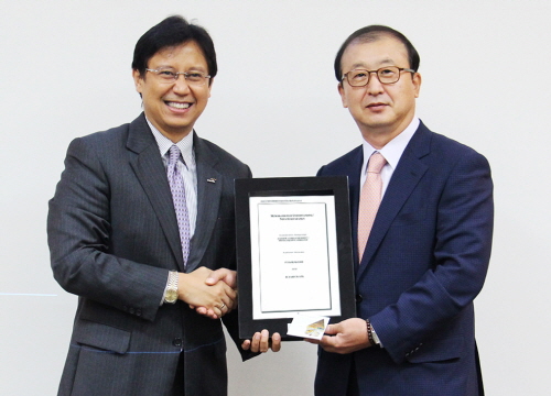  BC카드는 12일 인도네시아 수도 자카르타에 위치한 만디리은행 본사에서 인도네시아 내 신용카드 매입사업 수행을 위한 '신용카드 프로세싱 합작사 설립' MOU를 체결했다. 사진은 서준희 BC카드 사장(오른쪽)과 부디 사디킨(Budi Sadikin) 만디리은행 행장 ⓒ BC카드